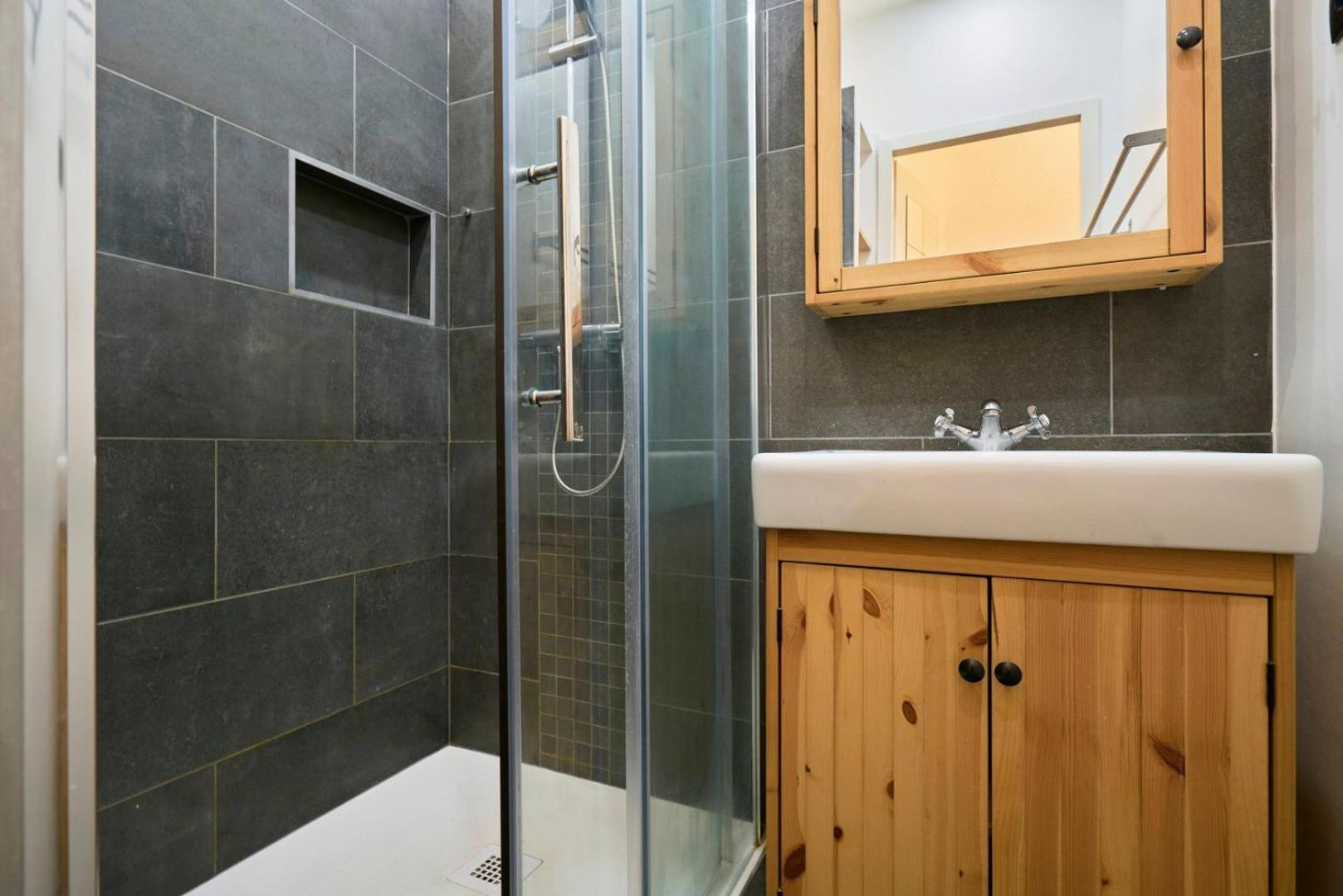 1 Bedroom Apartment Near Metro, Shops & Schools ลีลล์ ภายนอก รูปภาพ